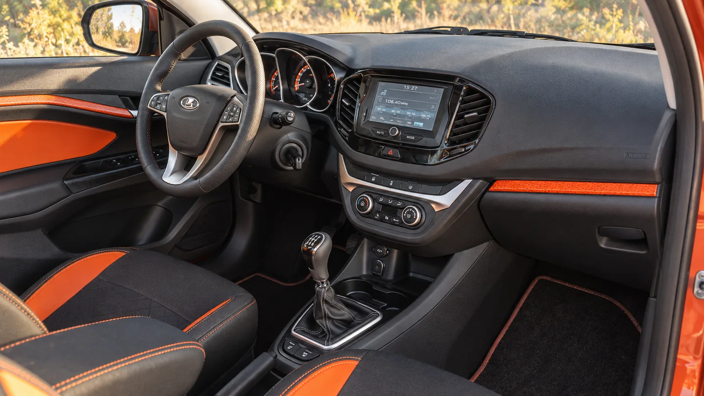 Салон Lada Vesta с механической коробкой передач